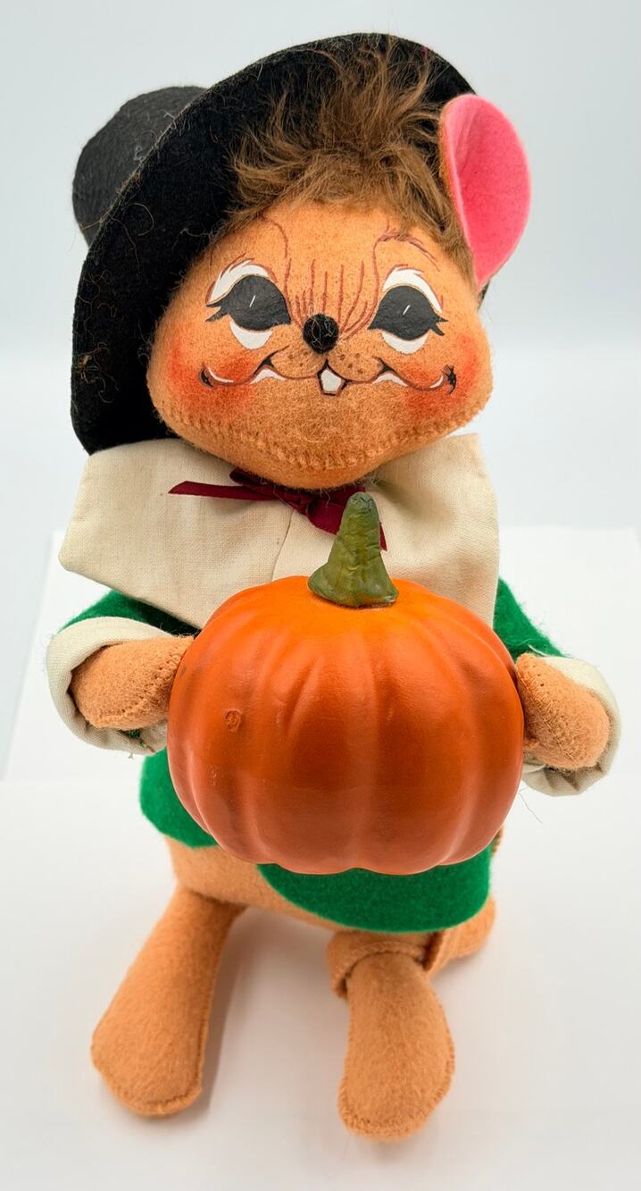Annalee Vintage Thanksgiving Pilgrim Mouse Holding Pumpkin